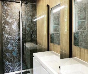 Beautiful Jumanji decor porcelain tile in bathroom shower