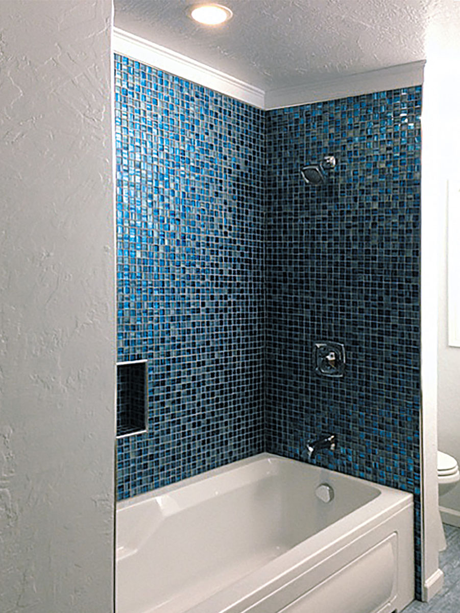 Какой плиткой покрыть ванну. Мозаика в ванной комнате. Ванная с мозаикой. Ванная с мозаикой и плиткой. Плитка мозаика для ванной комнаты.